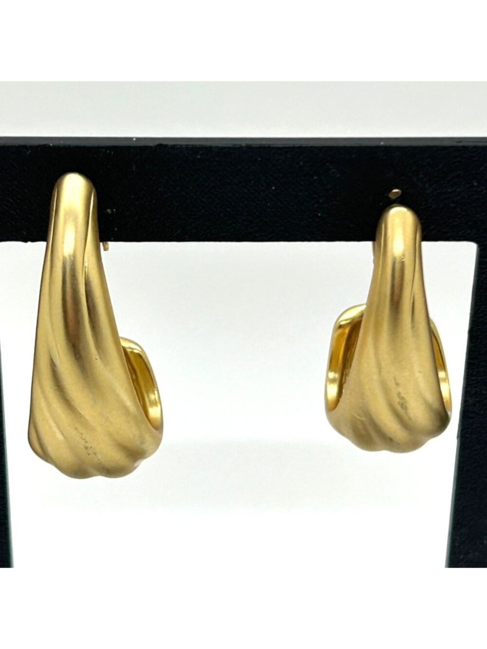 Vintage Gold Tone Ribbed Clip-On Hoop Earrings Chunky Modernist Curved Statement